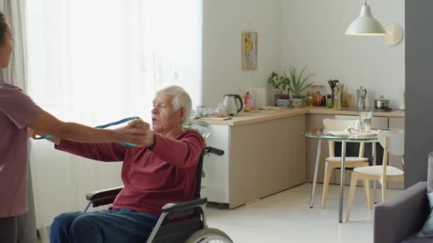 Středně Dlouhý Záběr Staršího Muže Invalidním Vozíku Páskou Odporu Asistence — Stock video