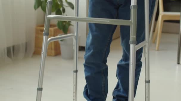 残疾长者在穿行家中时使用步行机 — 图库视频影像