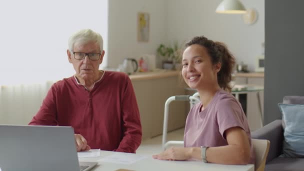 Retrato Una Cuidadora Alegre Anciano Sentado Escritorio Con Una Computadora — Vídeos de Stock