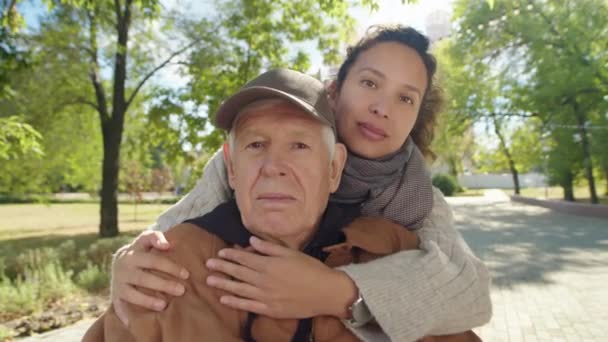 Retrato Mulher Jovem Abraçando Avô Idoso Posando Juntos Para Câmera — Vídeo de Stock
