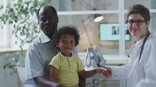 아버지와 병원에서 카메라에 소아과 의사의 아프리카계 아이의 초상화 — 비디오