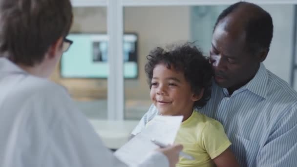 아프리카계 미국인 아버지의 아들에게 키스하고 클리닉에서 상담하는 의사를 — 비디오