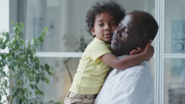 Pédiatre Afro Américain Mature Tenant Petit Garçon Mignon Sur Les — Video