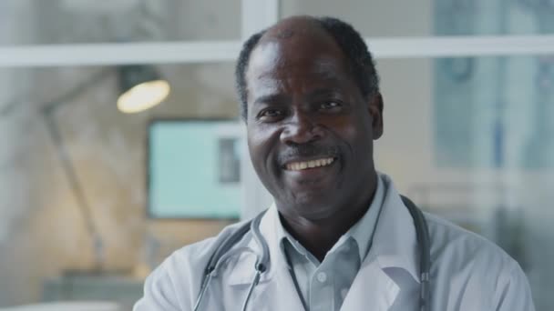 Portrait Médecin Afro Américain Âge Moyen Manteau Blanc Souriant Caméra — Video