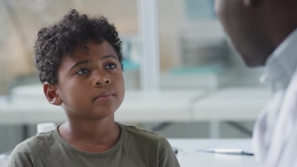 Rack Fokus Skott Liten Afroamerikansk Pojke Talar Med Manlig Läkare — Stockvideo