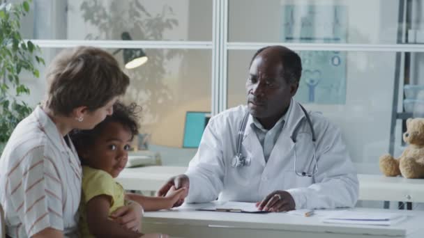 African American Pediatrician Holding Hand Little Child Speaking His Mother — Stok video