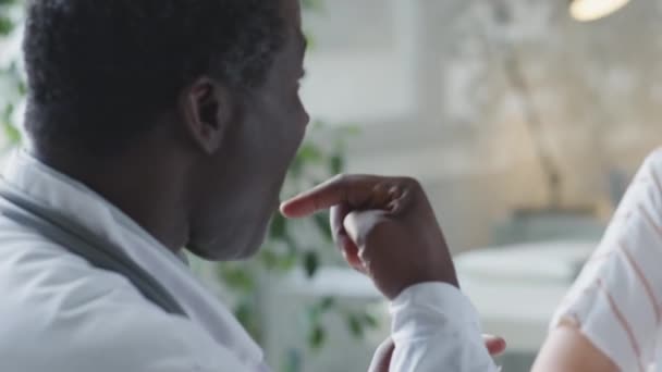 アフリカ系アメリカ人医師 小児診療所で健康相談中に母親と息子と話す — ストック動画