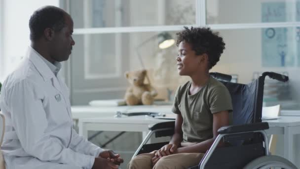 African American Doctor Boy Wheelchair Talking Giving High Fives Pediatric — Vídeos de Stock