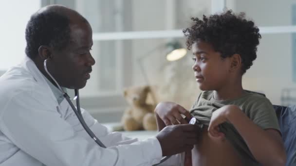 Afroamerykanin Pediatra Stosujący Stetoskop Podczas Badania Lekarskiego Chłopca Wózku Inwalidzkim — Wideo stockowe