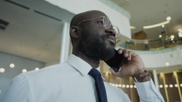 Hrudník Nahoru Nízký Úhel Záběr Afroamerického Podnikatele Který Odpovídá Telefonát — Stock video