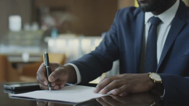 Ujęcie Afro Amerykańskiego Biznesmena Podpisującego Umowę Podającego Rękę Partnerowi Podczas — Wideo stockowe
