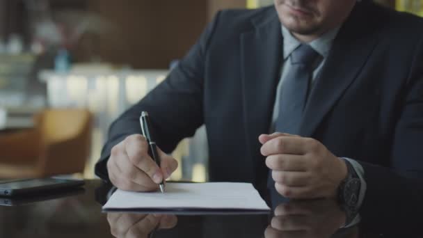 Ujęcie Biznesmena Podpisującego Umowę Podającego Rękę Partnerowi Podczas Spotkania Restauracji — Wideo stockowe