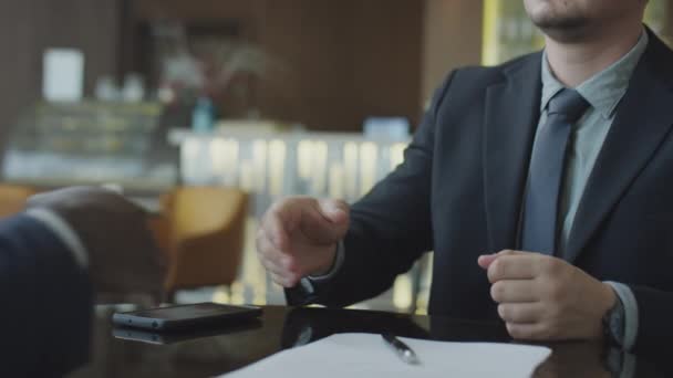 Обрезанный Снимок Бизнесмена Пожимающего Руку Обсуждающего Контракт Партнером Время Встречи — стоковое видео