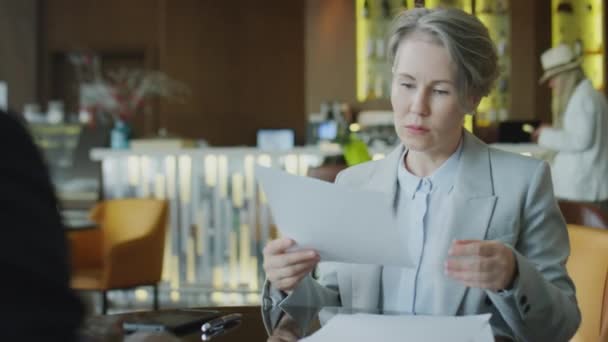Kadını Sözleşmeyi Okuyor Kağıtları Imzalıyor Restoran Toplantısında Ortağına Tokalaşıyor — Stok video