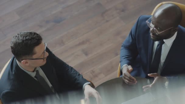 High Angle Shot Two Multiethnic Business Partners Sitting Restaurant Table — стокове відео