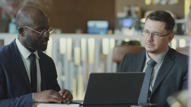 Medium Shot African American Caucasian Businessmen Discussing Project Laptop Screen — Wideo stockowe