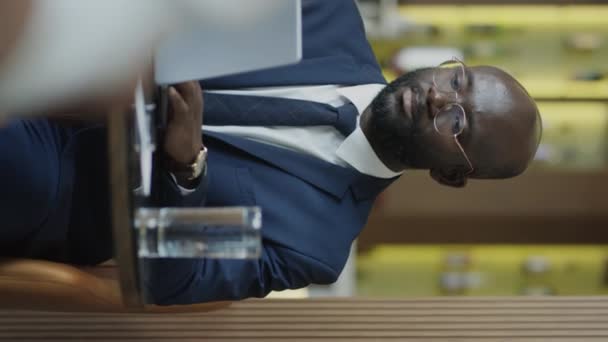 Vertical Shot African American Businessman Working Laptop Table Restaurant — Vídeo de Stock