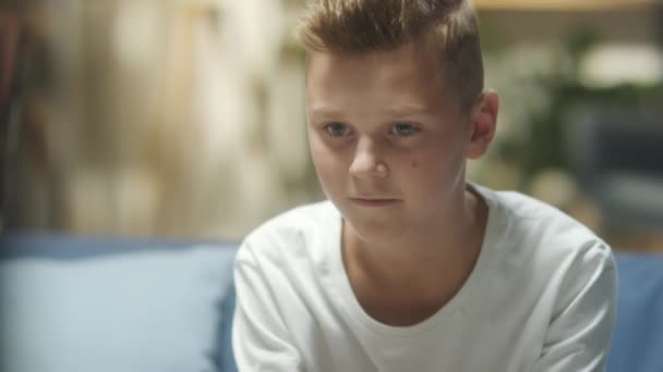 Закрыть Снимок Возбужденного Мальчика Подростка Сидящего Дома Диване Играющего Видеоигру — стоковое видео