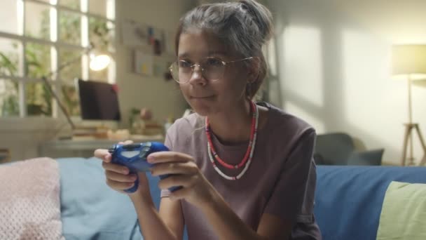 Eccitato Adolescente Seduto Sul Divano Casa Utilizzando Gamepad Durante Riproduzione — Video Stock