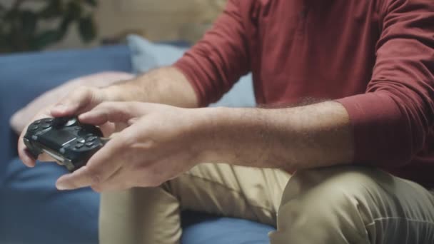 Vágott Lövés Felismerhetetlen Férfi Kanapén Otthon Vezeték Nélküli Gamepad Játék — Stock videók