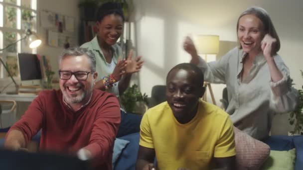 집에서 재미와 게임을 다민족 친구의 — 비디오