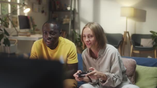 Fiatal Afro Amerikai Férfi Kaukázusi Játszik Videojáték Ben Együtt Otthon — Stock videók