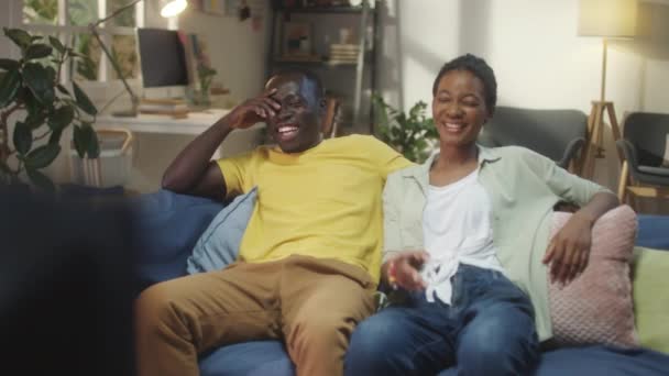 Mladý Africký Pár Hodnocení Pohovce Doma Usmívat Chatování Při Sledování — Stock video