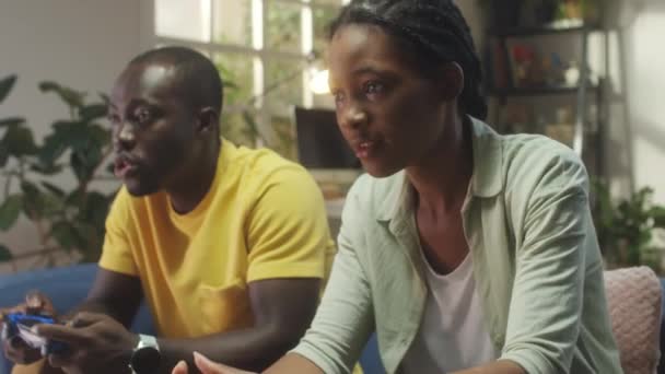 Naklonit Záběr Mladých Afrických Amerických Párů Hrát Konzole Hru Společně — Stock video