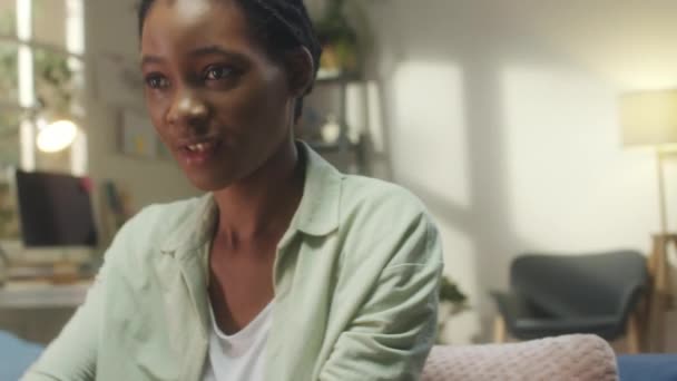 Luta Upp Handhållen Kamera Bild Unga Afroamerikanska Kvinna Sitter Soffan — Stockvideo