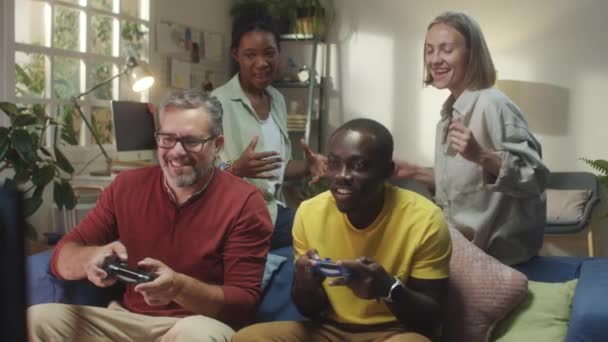Vidám Többnemzetiségű Barátok Csoportja Akik Otthon Videojátékoznak — Stock videók