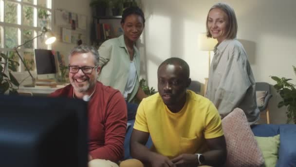 Skupina Nadšených Multietnických Přátel Sledujících Sportovní Utkání Televizi Oslavujících Gól — Stock video