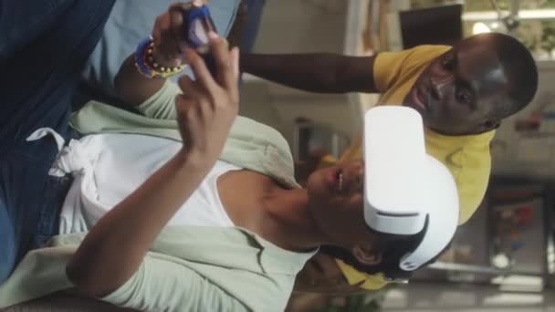 Pionowe Ujęcie Afroamerykanina Rozmawiającego Dziewczyną Podczas Gry Wideo Rozszerzonej Rzeczywistości — Wideo stockowe