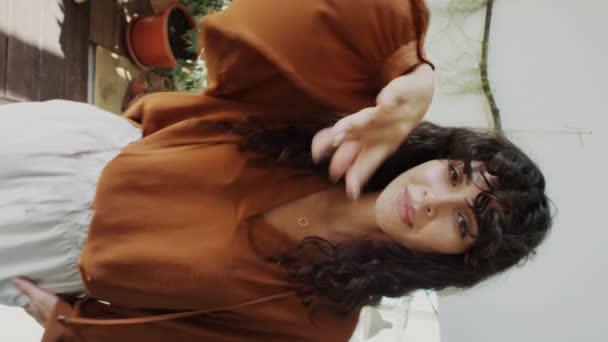 Tiro Vertical Influenciador Feminino Atraente Tirando Mão Câmera Sorrindo Enquanto — Vídeo de Stock