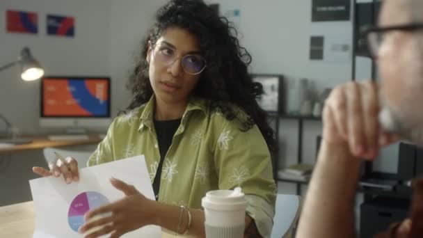 年轻的拉丁女商人一边在办公室开会 一边向一群多族裔同事解释创业计划 — 图库视频影像
