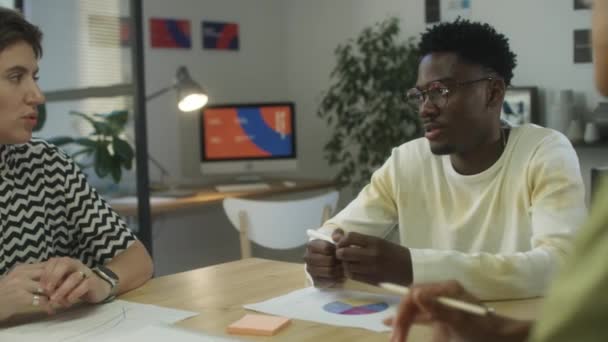 Hombre Negro Mujer Caucásica Discutiendo Proyecto Negocios Mientras Coopera Durante — Vídeos de Stock