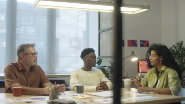 사무실 다민족 동료와 이야기 히스패닉 — 비디오