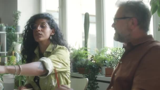 식물로 편안한 사무실에서 다민족 동료와 프로젝트를 히스패닉 사업가 — 비디오