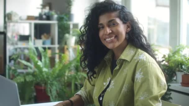 Portret Pięknej Latynoskiej Bizneswoman Stroju Casual Pozowanie Aparatu Uśmiechem Podczas — Wideo stockowe