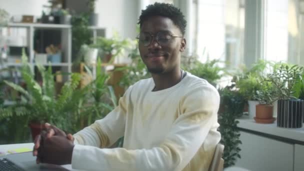Портрет Молодого Чорного Бізнесмена Повсякденному Одязі Окулярах Сидять Столом Позують — стокове відео