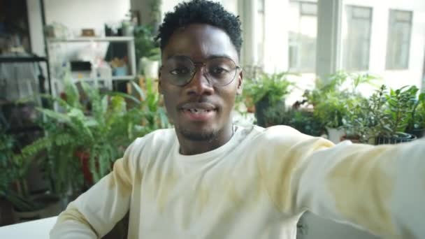 Pov Mladého Afroameričana Mává Mluví Kameru Při Natáčení Podnikání Vlog — Stock video
