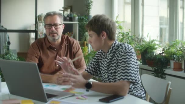 Podnikatel Středního Věku Diskutuje Projektu Notebooku Mladou Kolegyní Při Spolupráci — Stock video