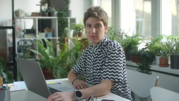 Porträt Einer Jungen Kaukasischen Geschäftsfrau Freizeitkleidung Die Arbeitsplatz Mit Zimmerpflanzen — Stockvideo