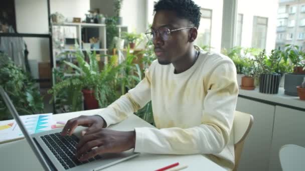 Средний Снимок Молодого Черного Бизнесмена Повседневной Одежде Печатающего Ноутбуке Столом — стоковое видео