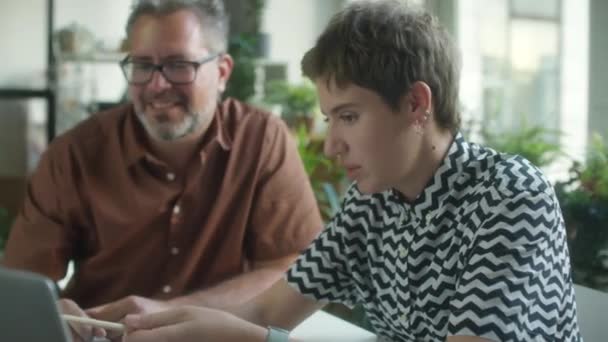 Junge Unternehmerin Diskutiert Projekt Laptop Mit Männlichen Kollegen Mittleren Alters — Stockvideo