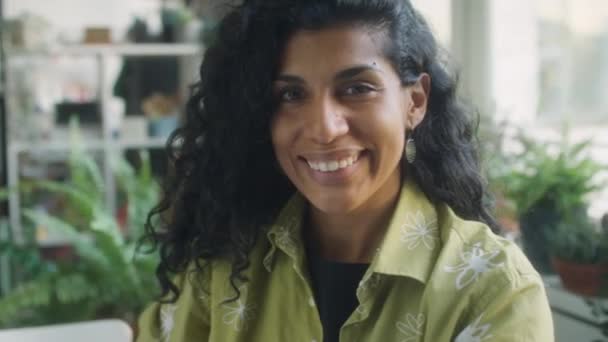 Портрет Счастливой Латинской Женщины Смотрящей Камеру Улыбающейся Течение Рабочего Дня — стоковое видео