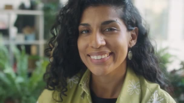 Retrato Alegre Empresaria Hispana Mirando Cámara Sonriendo Mientras Trabaja Oficina — Vídeos de Stock