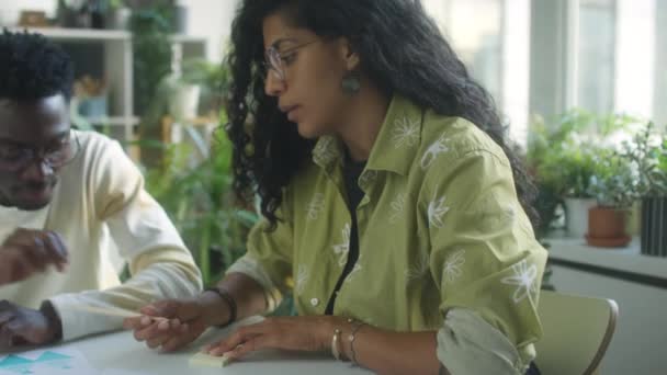 Латиноамериканская Деловая Женщина Обсуждает Проект Ноутбуке Афроамериканским Коллегой Мужчиной Офисе — стоковое видео