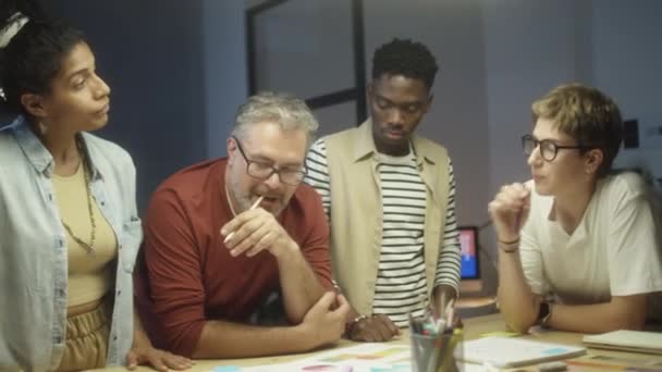 Equipe Negócios Multiétnica Usando Notas Pegajosas Discutindo Enquanto Trabalham Juntos — Vídeo de Stock