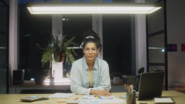 Portrait Jeune Femme Affaires Latine Tenue Décontractée Penchée Sur Bureau — Video