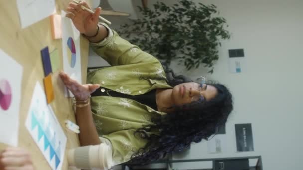 사무실에서 다민족 동료에 비즈니스 작업을 여성의 — 비디오